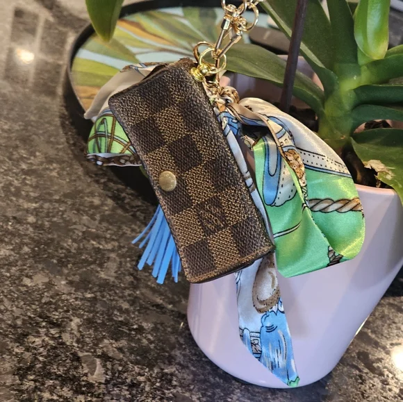 Louis Vuitton Damier Ebene 4 Key Case Holder W/Twilly, Charms, & Wristlet Added - Picture 16 of 17